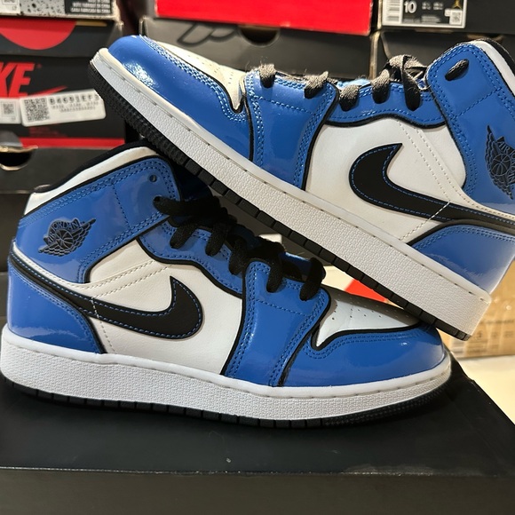 Jordan 1 Mid Signal Blue (GS) - Picture 6 of 8